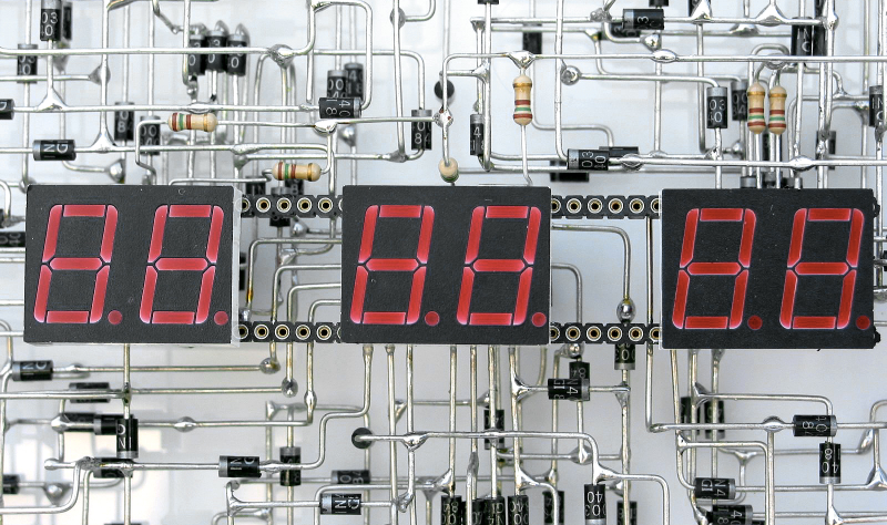 Illustration for article titled Some Very Patient Genius Soldered a Digital Clock From 1,916 Components